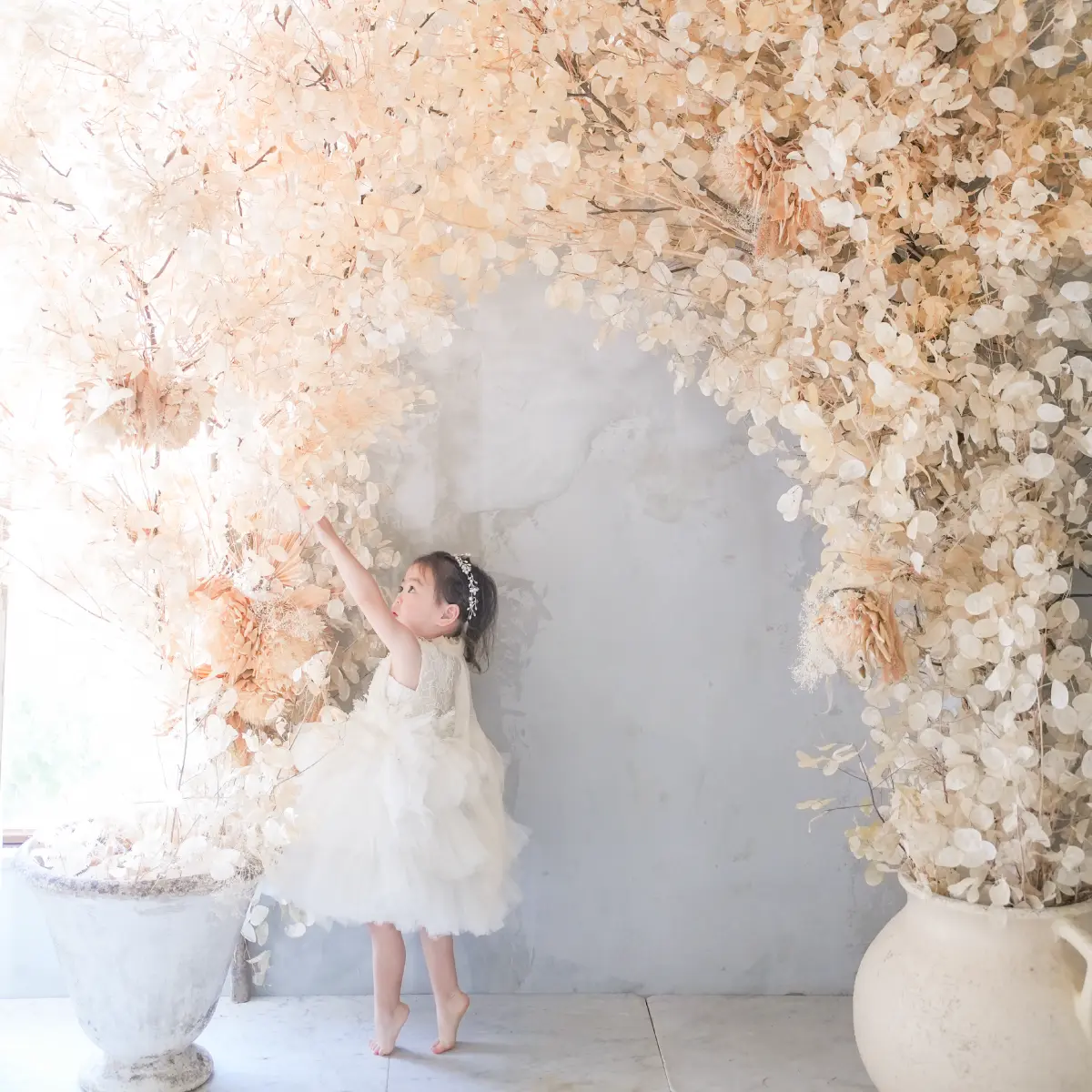 ドレスを着用した女の子のバースデーの記念写真