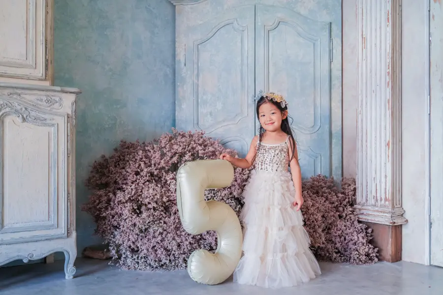 ドレスを着用した女の子のバースデーの記念写真