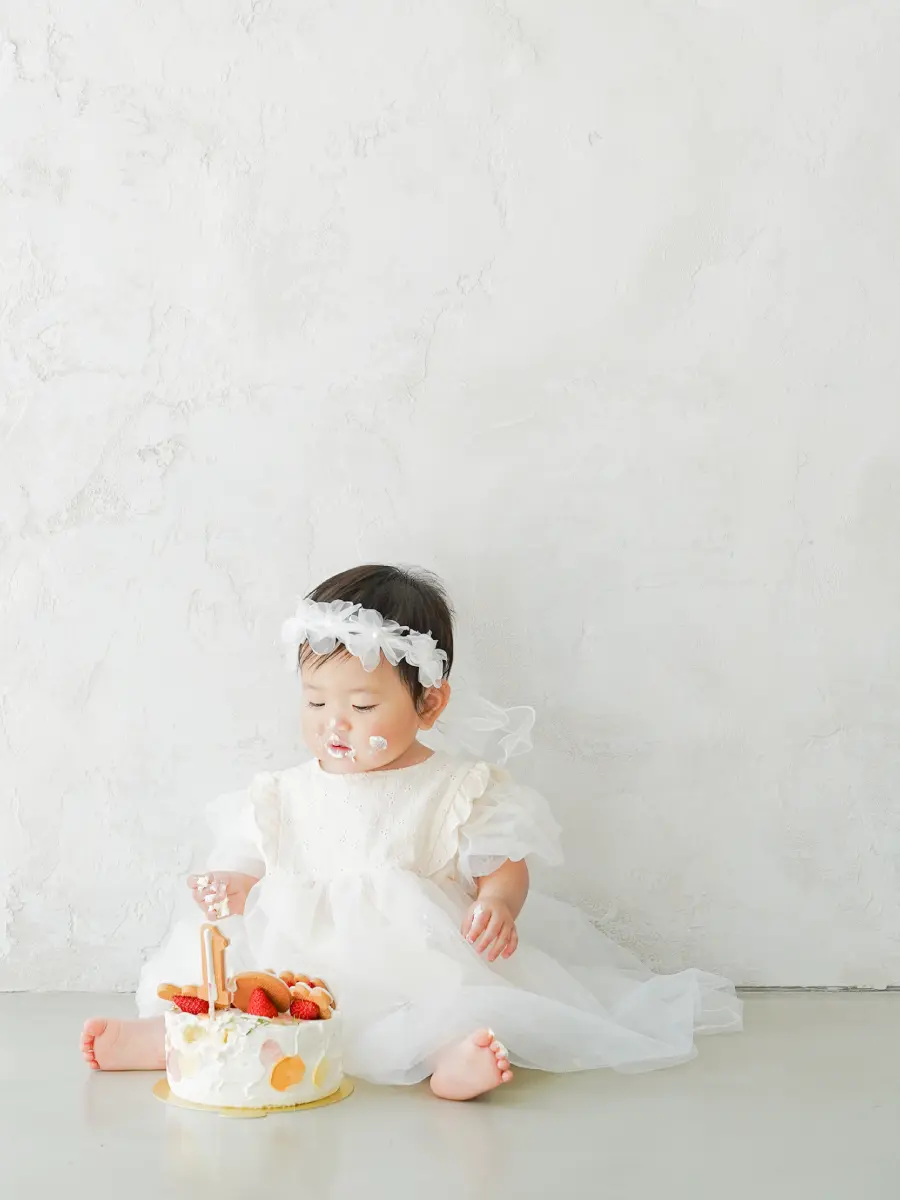 ドレスを着用した女の子のバースデーの記念写真