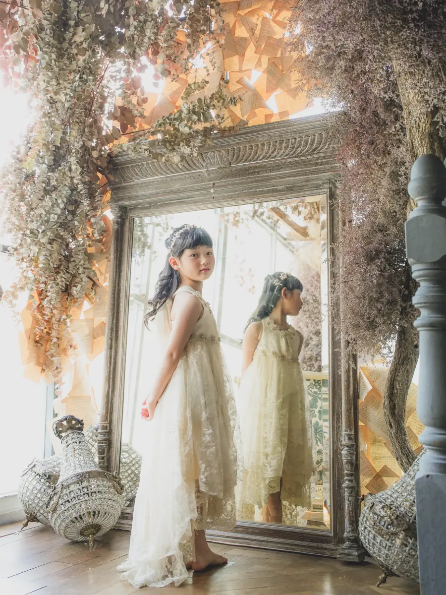 ドレスを着用した女の子のバースデーの記念写真