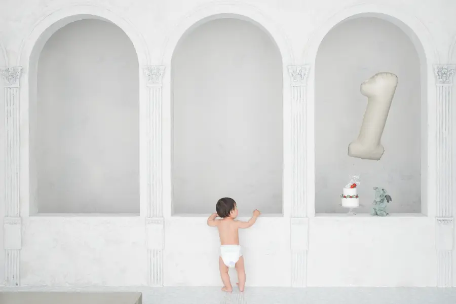 ドレスを着用した女の子のバースデーの記念写真