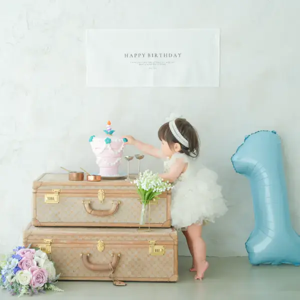 シャツを着たの男の子のお誕生日の記念写真