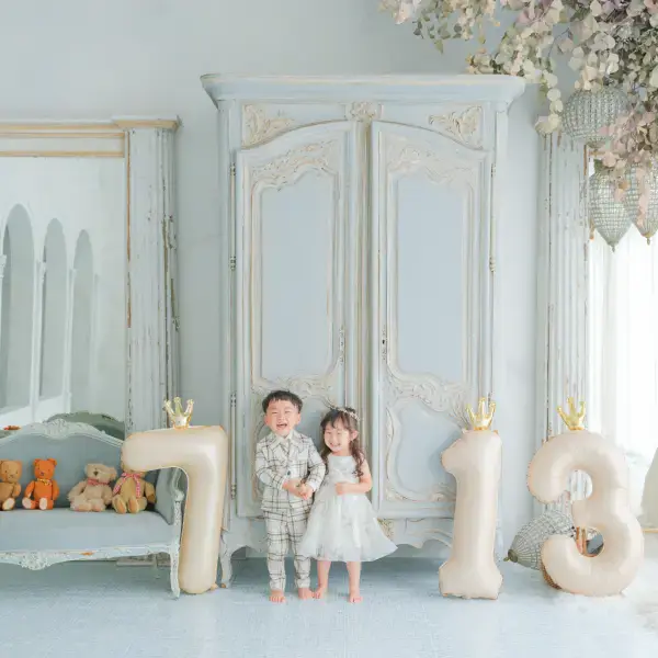 ドレスを着用した女の子のバースデーの記念写真