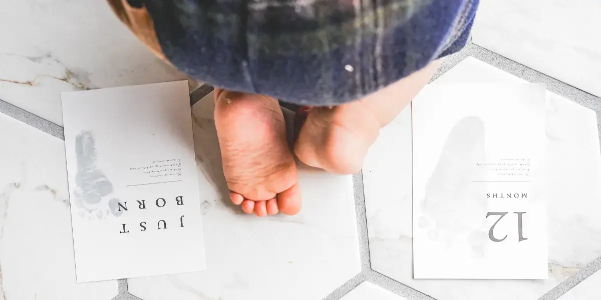 お洒落着を着用した女の子のバースデーの記念写真