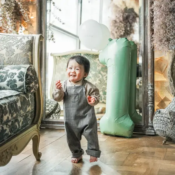 ドレスを着用した女の子のバースデーの記念写真