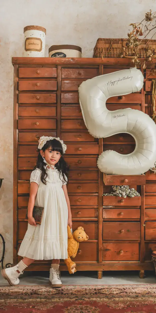 ドレスを着用した女の子のバースデーの記念写真