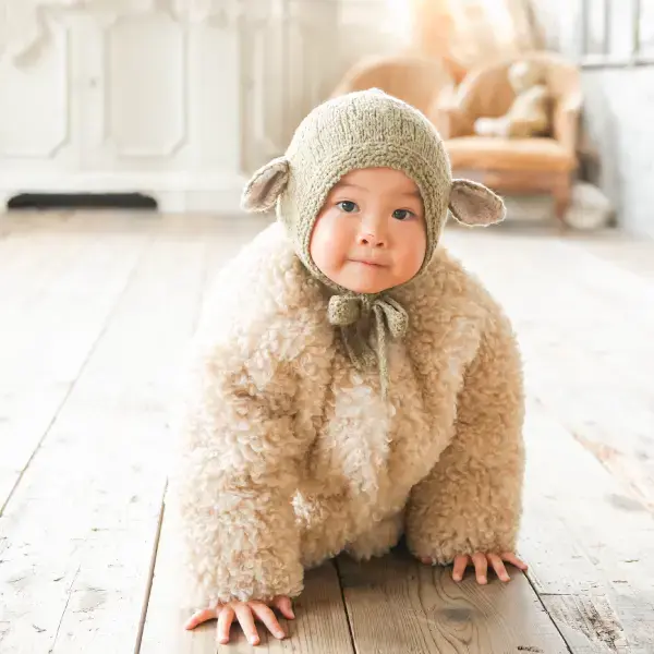 ドレスを着用した女の子のバースデーの記念写真