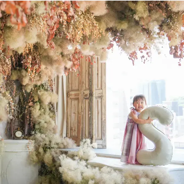 ドレスを着用した女の子のバースデーの記念写真