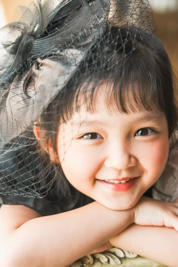 ドレスを着用した女の子のバースデーの記念写真