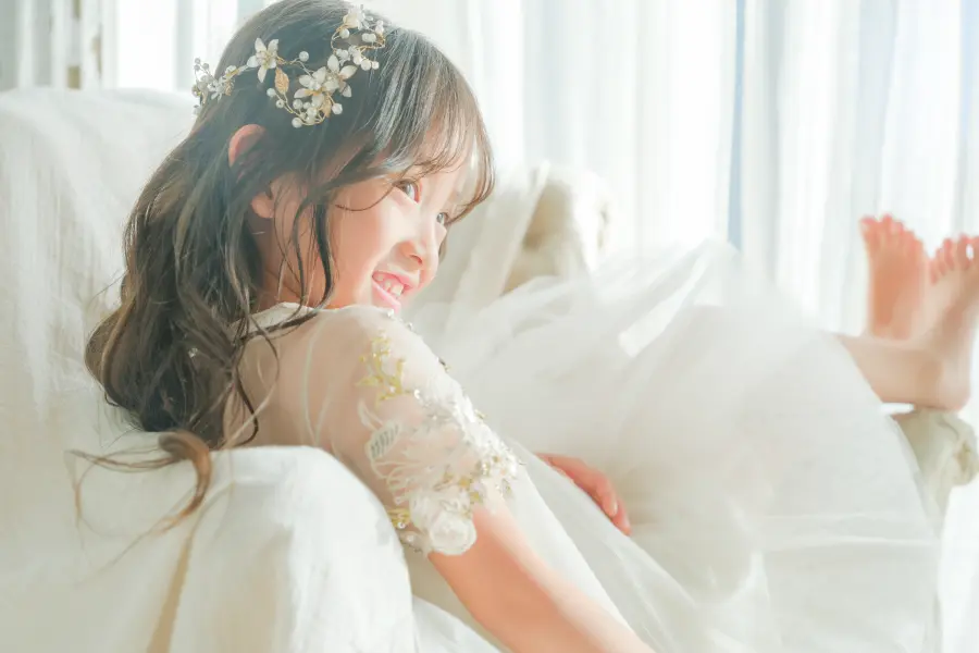 お洒落着を着用した女の子のバースデーの記念写真