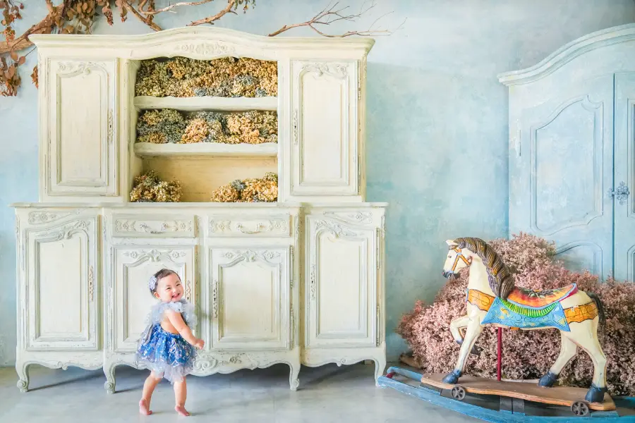 ドレスを着用した女の子のバースデーの記念写真