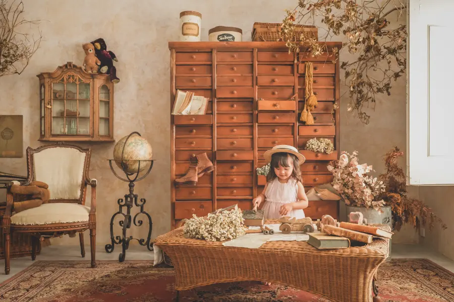 洋服を着用した二人の女の子のバースデー記念写真