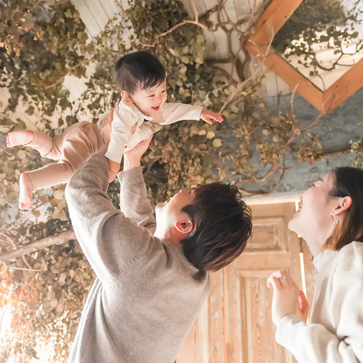 洋服を着用した家族４人の記念写真