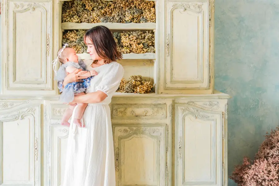 洋服を着用した家族３人の記念写真