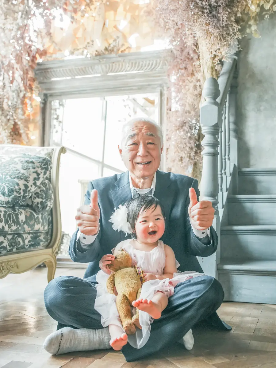 ドレスを着用した姉妹の家族写真