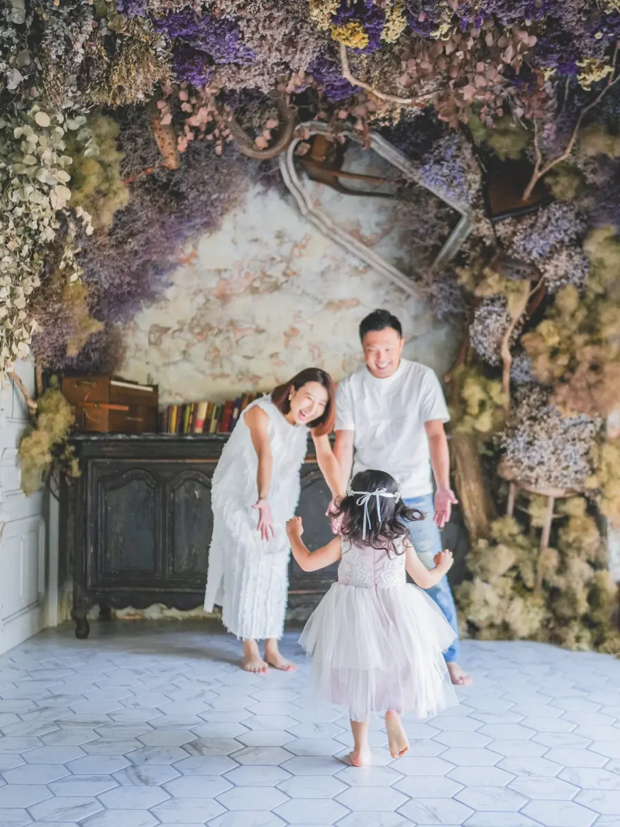 ドレスを着用した家族の記念写真