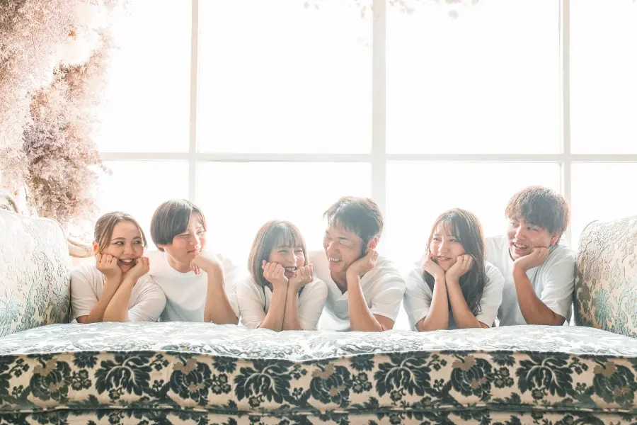 おそろいの服を着用した家族の記念写真