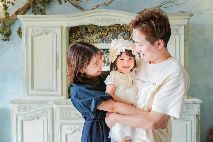 ドレスを着用した女の子二人の家族写真