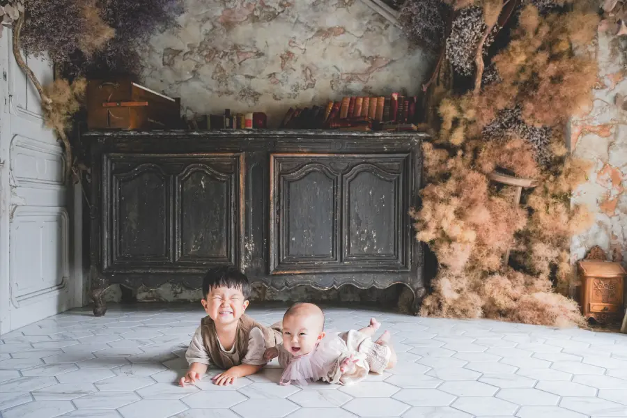 ドレスを着用した女の子二人の家族写真