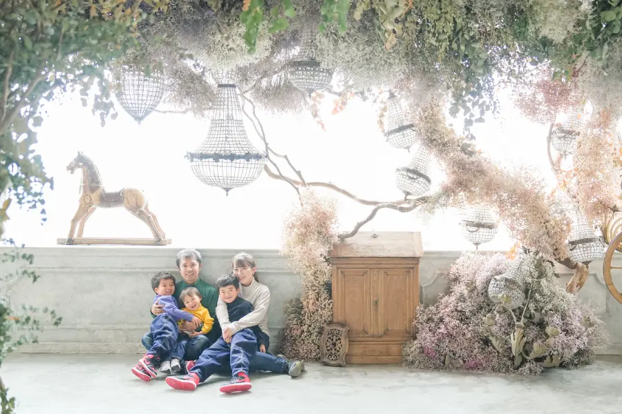 着物を着用した二人の女の子のカジュアル・家族記念写真