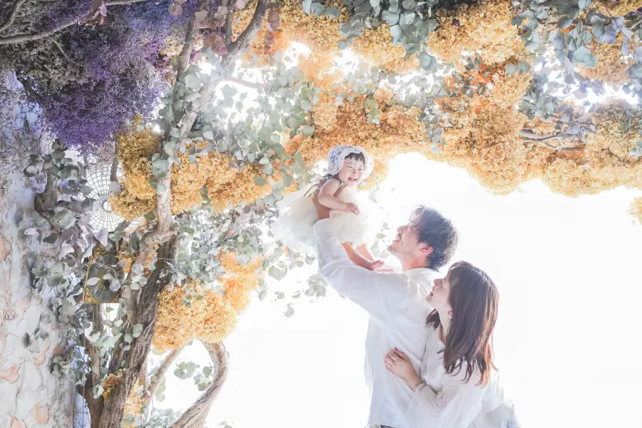 洋服を着用した女の子のカジュアル・家族記念写真