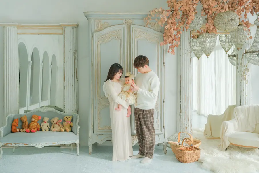 洋服を着用した二人の女の子のカジュアル・家族記念写真