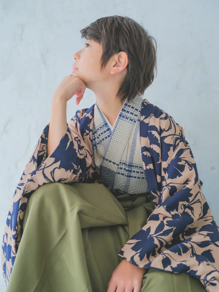 ドレスを着用した姉妹の家族写真