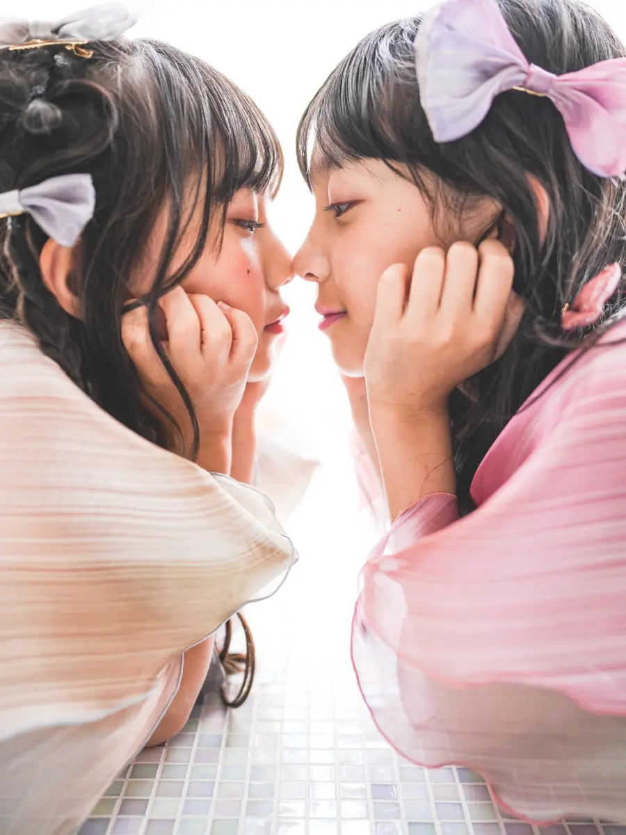 ドレスを着用した家族の記念写真