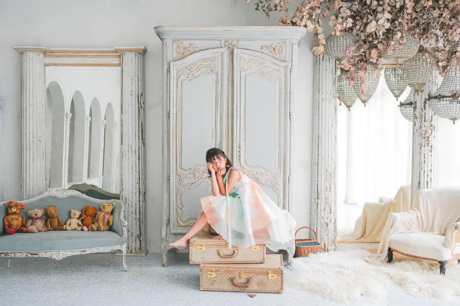 おそろいの服を着用した家族の記念写真