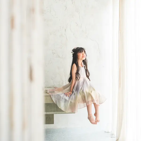 ドレスを着用した女の子の入学記念写真