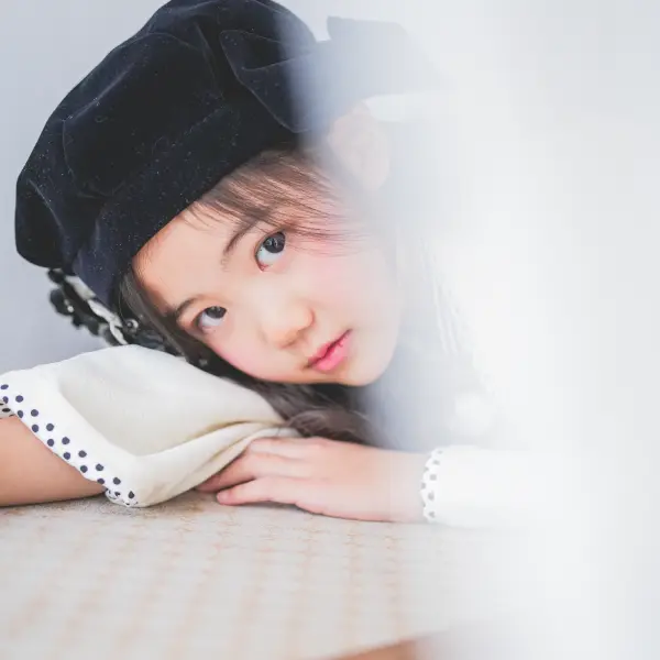 スーツを着用した男の子の入学記念写真