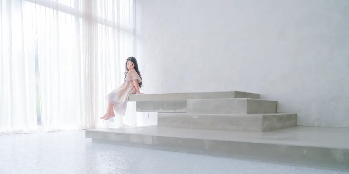 洋服を着用した女の子の入学記念写真