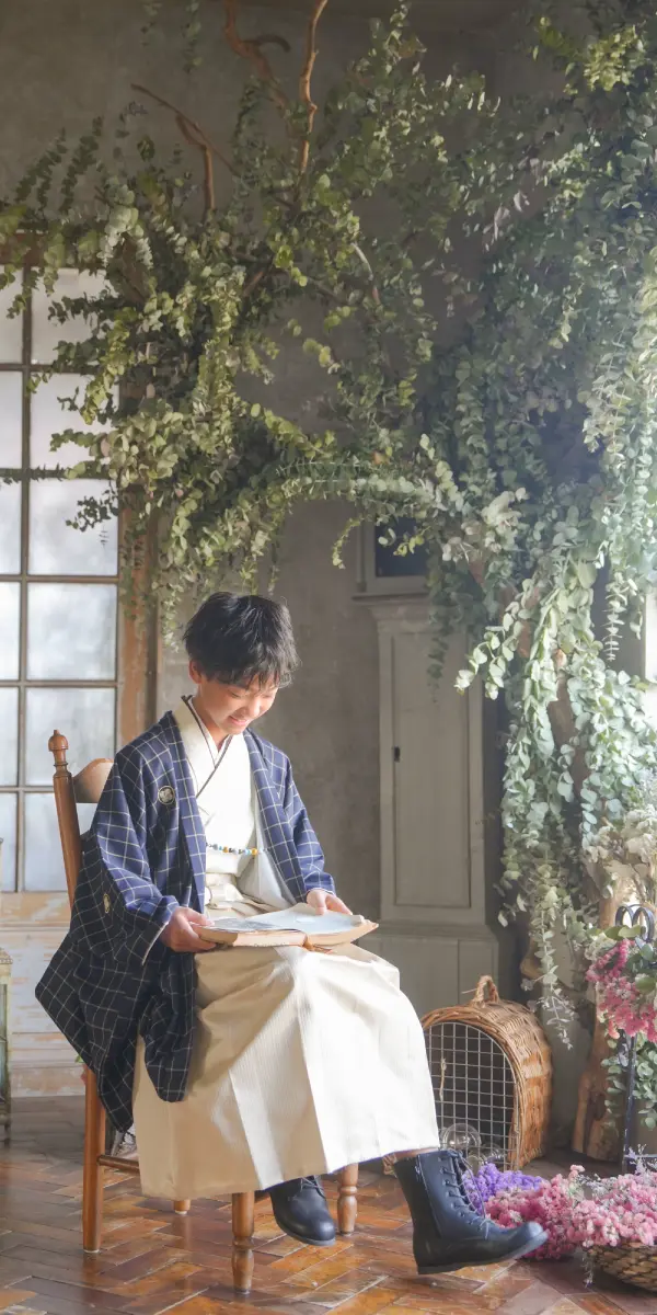 ドレスを着用した女の子の入学記念写真