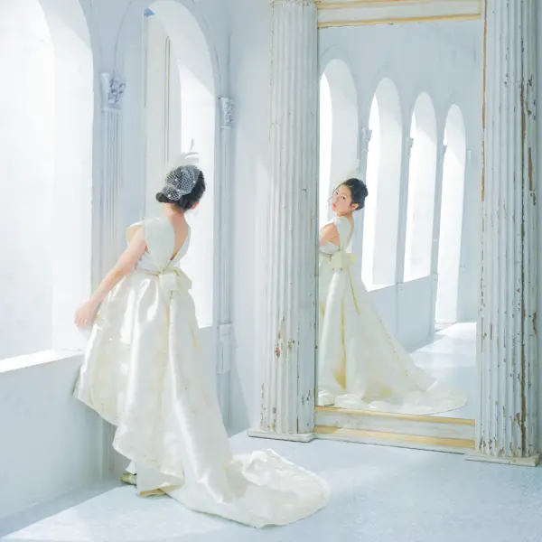 ドレスを着用した女の子の入学記念写真