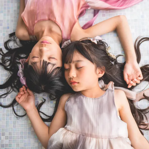 両親と制服を着用した女の子の入園・入学記念写真