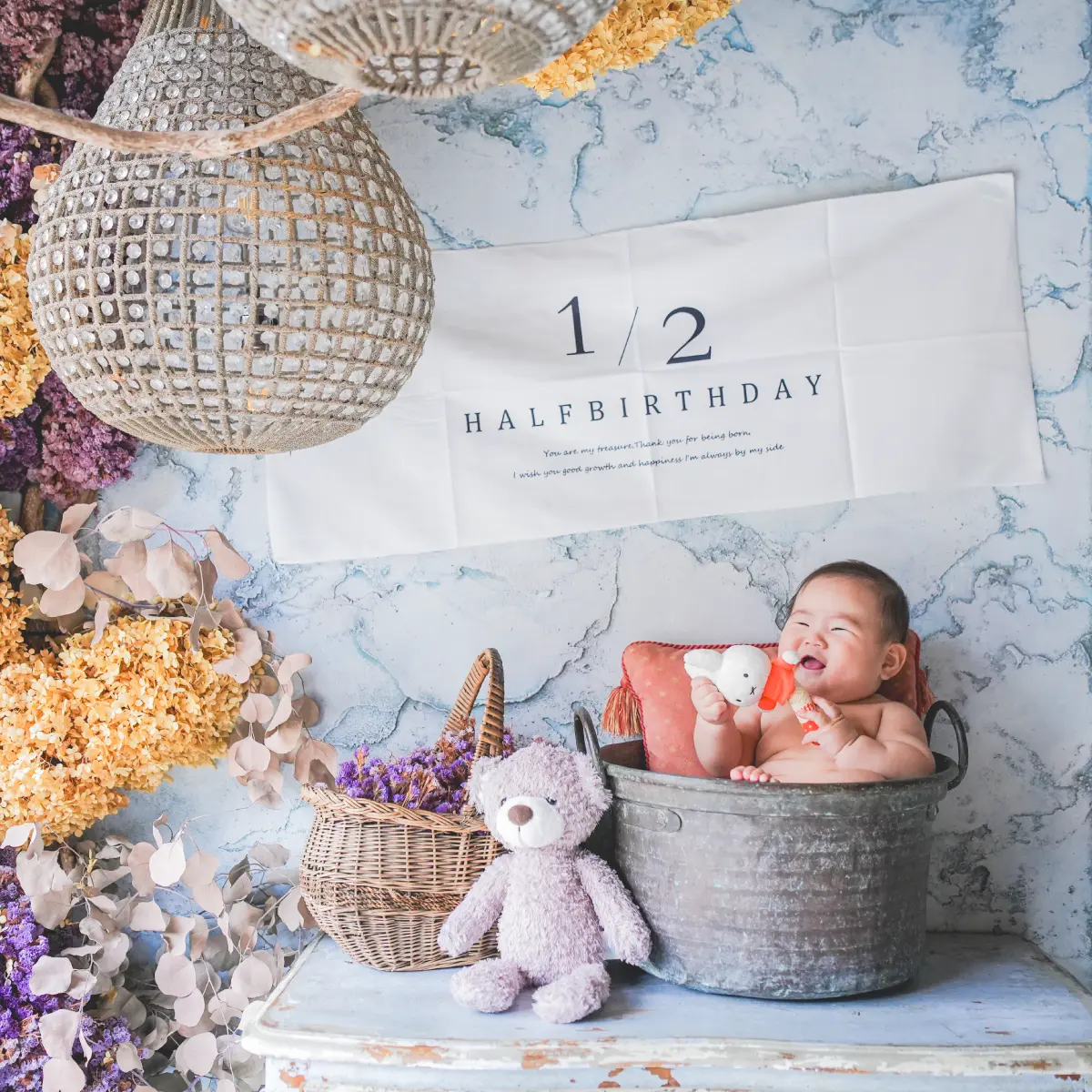 洋服を着用したベビー・ハーフバースデーの記念写真