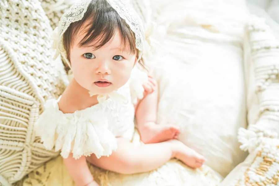 子供用ドレスを着用したベビー・ハーフバースデーの記念写真