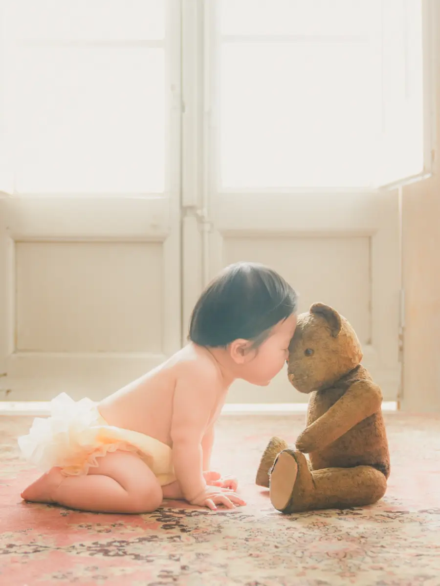 子供用ドレスを着用したベビー・ハーフバースデーの記念写真