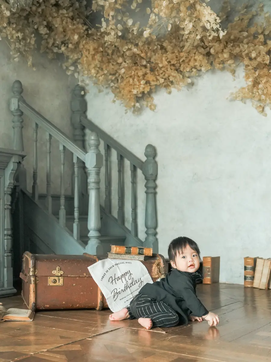 子供用ドレスを着用したベビー・ハーフバースデーの記念写真