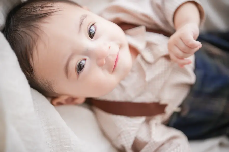 子供用ドレスを着用したベビー・ハーフバースデーの記念写真