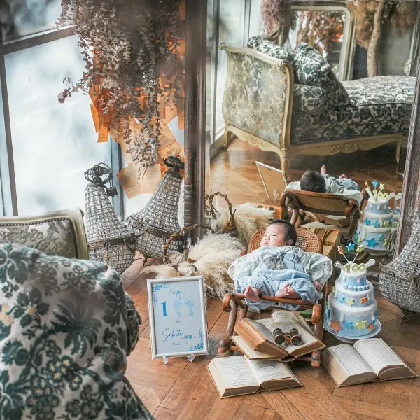 子供用ドレスを着用したベビー・ハーフバースデーの記念写真