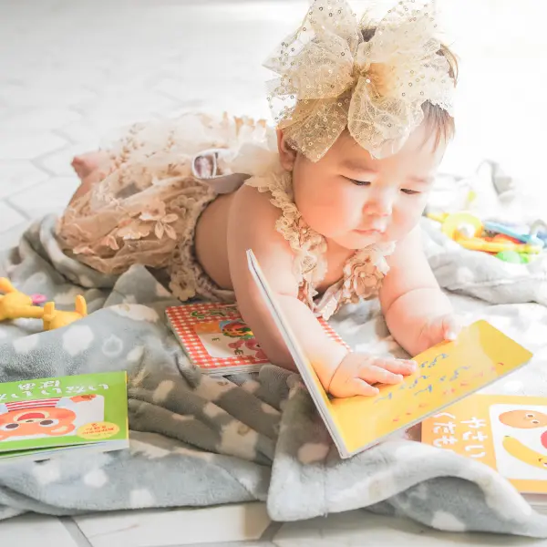 子供用ドレスを着用したベビー・ハーフバースデーの記念写真