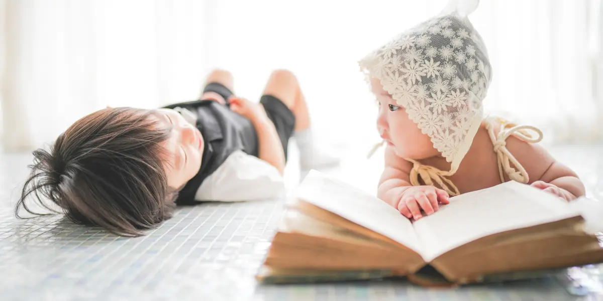 子供用ドレスを着用したベビー・ハーフバースデーの記念写真