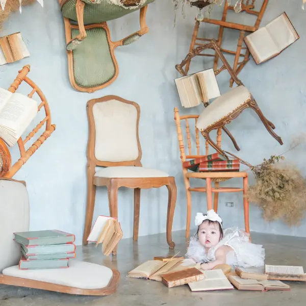 子供用ドレスを着用したベビー・ハーフバースデーの記念写真