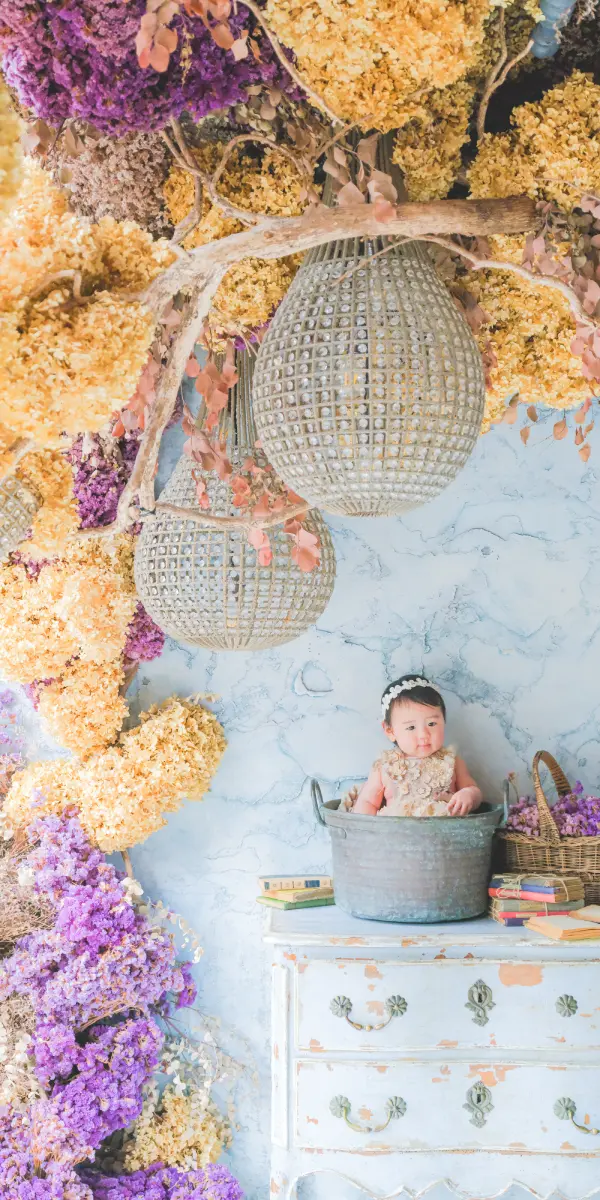 子供用の洋服を着用したベビー・ハーフバースデーの記念写真