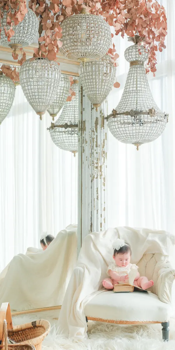 子供用の洋服を着用したベビー・ハーフバースデーの記念写真