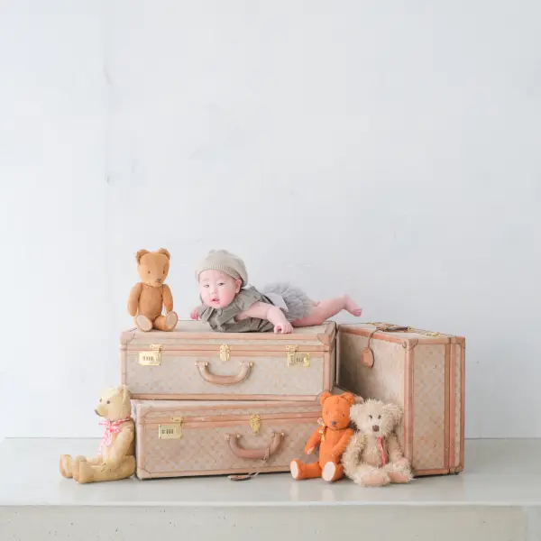 子供用ドレスを着用したベビー・ハーフバースデーの記念写真