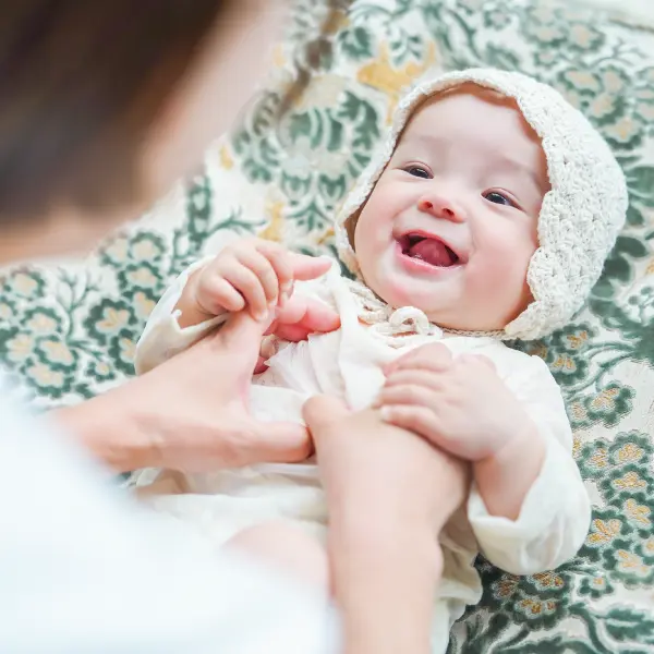 子供用の洋服を着用したベビー・ハーフバースデーの記念写真