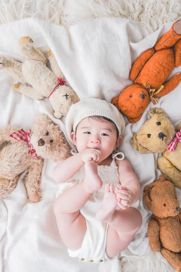 子供用ドレスを着用したベビー・ハーフバースデーの記念写真