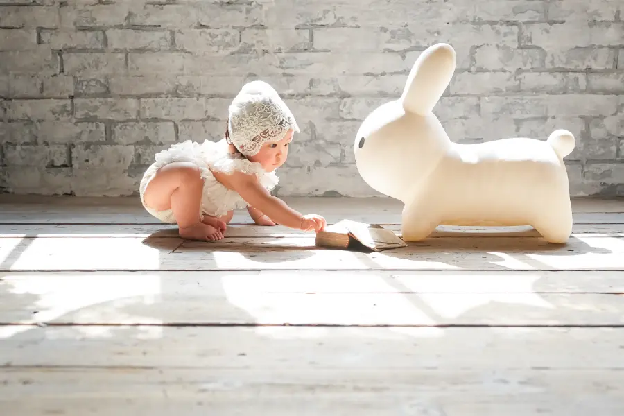 子供用ドレスを着用したベビー・ハーフバースデーの記念写真